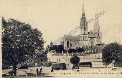 Carte postale ancienne La Place du Châtelet et la Cathédrale — Chartres (Eure-et-Loir)