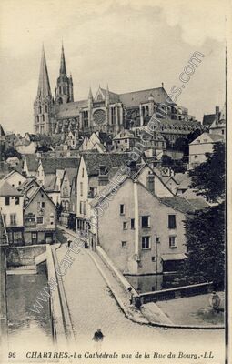 Carte postale ancienne La Cathédrale vue de la Rue du Bourg — Chartres (Eure-et-Loir)