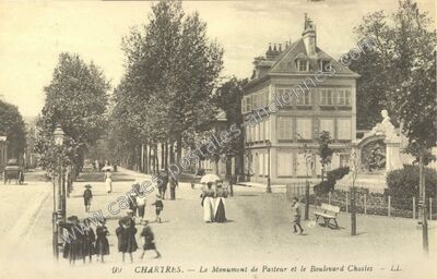 Carte postale ancienne Le Monument de Pasteur et le Boulevard Chasles — Chartres (Eure-et-Loir)