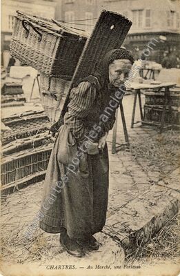 Carte postale ancienne Au Marché, une Porteuse — Chartres (Eure-et-Loir)