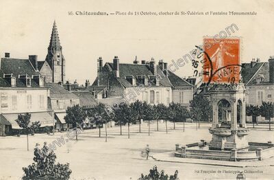 Carte postale ancienne Place du 18 Octobre, clocher de St-Valérien et Fontaine Monumentale — Châteaudun (Eure-et-Loir)