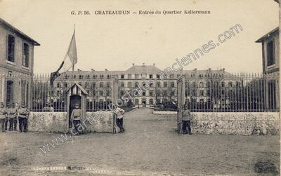 Carte postale ancienne Entrée du Quartier Kellermann — Châteaudun (Eure-et-Loir)