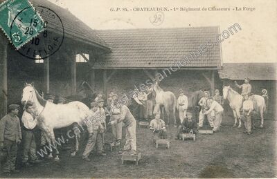 Carte postale ancienne 1° Régiment de Chasseurs - La Forge — Châteaudun (Eure-et-Loir)