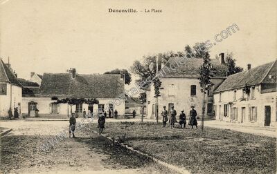 Carte postale ancienne La Place — Denonville (Eure-et-Loir)