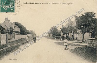 Carte postale ancienne Route de Châteaudun. - Mairie à gauche — La Ferte Villeneuil (Eure-et-Loir)