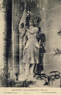 Carte postale ancienne Statue de Jeanne d'Arc — Gallardon (Eure-et-Loir)