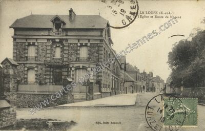 Carte postale ancienne Rue de l'Eglise et Route de Nogent — La Loupe (Eure-et-Loir)