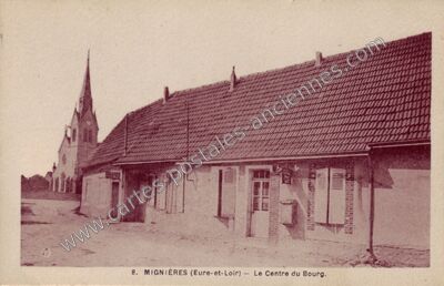 Carte postale ancienne Le Centre du Bourg — Mignières (Eure-et-Loir)