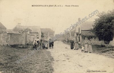 Carte postale ancienne Route d'Auneau — Mondonville-Saint-Jean (Eure-et-Loir)
