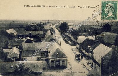 Carte postale ancienne Rue et Mare du Croquenault. - Vue à vol d'oiseau — Prunay-le-Gillon (Eure-et-Loir)
