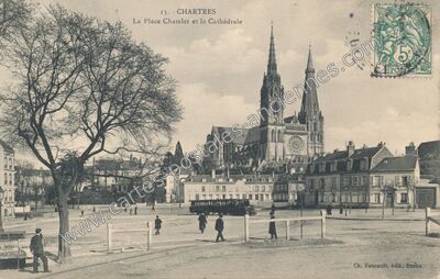 Carte postale ancienne La Place Chatelet et la Cathédrale — Chartres (Eure-et-Loir)