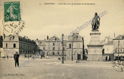 Carte postale ancienne Place Marceau et Caserne de Gendarmerie — Chartres (Eure-et-Loir)