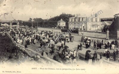 Carte postale ancienne Place du Château, vue en perspective — Anet (Eure-et-Loir)