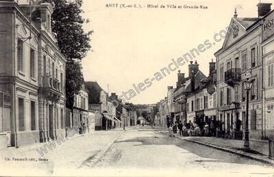 Carte postale ancienne Hôtel de Ville et Grande-Rue — Anet (Eure-et-Loir)