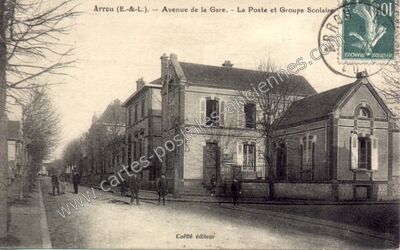 Carte postale ancienne Avenue de la Gare. - La Poste et Groupe Scolaire — Arrou (Eure-et-Loir)