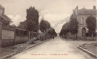 Carte postale ancienne Avenue de la Gare — Arrou (Eure-et-Loir)