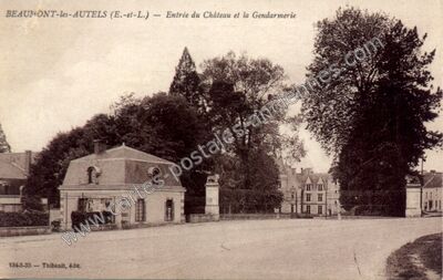 Carte postale ancienne Entrée du Château et la Gendarmerie — Beaumont-les-Autels (Eure-et-Loir)