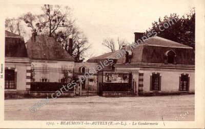 Carte postale ancienne La Gendarmerie — Beaumont-les-Autels (Eure-et-Loir)