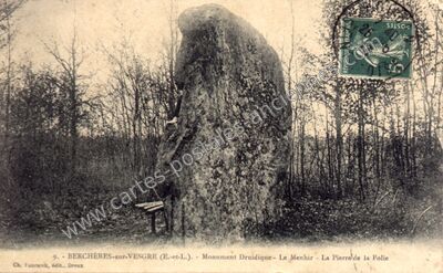 Carte postale ancienne Monument Druidique - Le Menhir - La Pierre de la Folie — Berchères-sur-Vesgre (Eure-et-Loir)