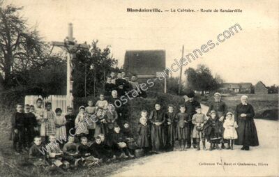 Carte postale ancienne Le Calvaire. - Route de Sandarville — Blandainville (Eure-et-Loir)