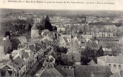 Carte postale ancienne Rue de la Mairie, le pont du Chemin de Fer Saint-Michel - Le Loir - Vue à vol d'oiseau — Bonneval (Eure-et-Loir)