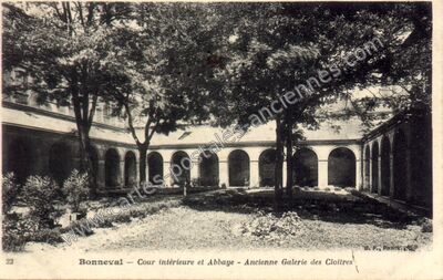 Carte postale ancienne Cour intérieure et Abbaye - Ancienne Galerie des Cloîtres — Bonneval (Eure-et-Loir)