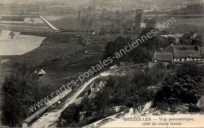 Carte postale ancienne Vue panoramique, côté du vieux lavoir — Brezolles (Eure-et-Loir)