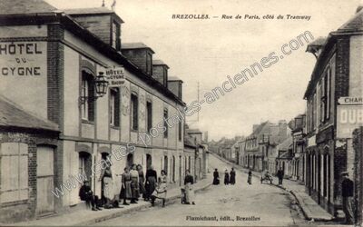 Carte postale ancienne Rue de Paris, côté du Tramway — Brezolles (Eure-et-Loir)
