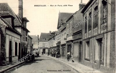 Carte postale ancienne Rue de Paris, côté Place — Brezolles (Eure-et-Loir)