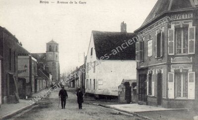 Carte postale ancienne Avenue de la Gare — Brou (Eure-et-Loir)