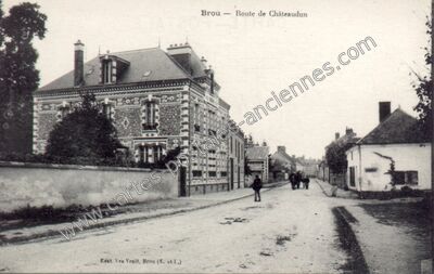 Carte postale ancienne Route de Châteaudun — Brou (Eure-et-Loir)