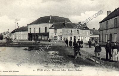 Carte postale ancienne Place des Halles - Rue du Château — Bû (Eure-et-Loir)