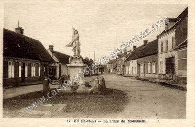 Carte postale ancienne La Place du Monument — Bû (Eure-et-Loir)