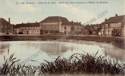Carte postale ancienne Place de la Halle - Entrée de la Rue Principale et Hôtel du Centre — Bû (Eure-et-Loir)