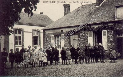Carte postale ancienne Ecole et mairie — Challet (Eure-et-Loir)