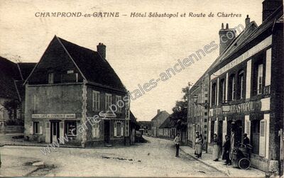 Carte postale ancienne Hôtel Sébastopol et Route de Chartres — Champrond-en-Gâtine (Eure-et-Loir)