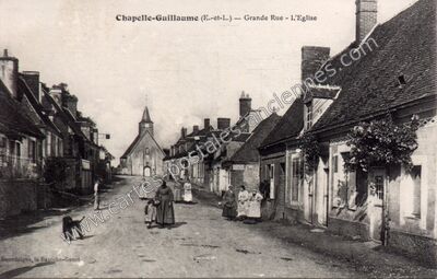 Carte postale ancienne Grande Rue - L'Eglise — Chapelle-Guillaume (Eure-et-Loir)
