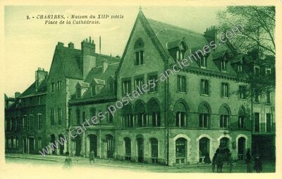 Carte postale ancienne Maison du XIIIe siècle Place de la Cathédrale — Chartres (Eure-et-Loir)