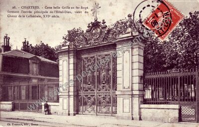 Carte postale ancienne Cette belle Grille en fer forgé formant l'entrée principale de l'Hôtel-Dieu — Chartres (Eure-et-Loir)