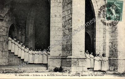 Carte postale ancienne Enfants de la Maîtrise Notre-Dame, sortant de la Cathédrale — Chartres (Eure-et-Loir)
