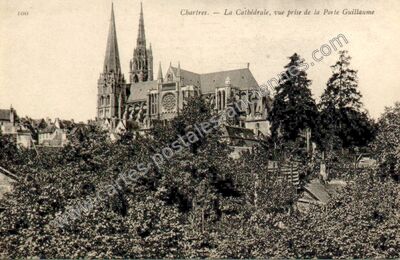 Carte postale ancienne La Cathédrale, vue prise de la Porte Guillaume — Chartres (Eure-et-Loir)