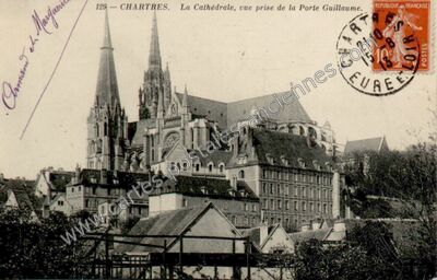 Carte postale ancienne La Cathédrale, vue prise de la Porte Guillaume — Chartres (Eure-et-Loir)