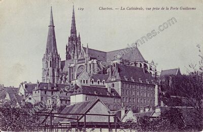 Carte postale ancienne La Cathédrale, vue prise de la Porte Guillaume — Chartres (Eure-et-Loir)