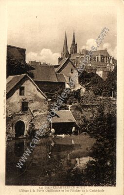 Carte postale ancienne L'Eure à la Porte Guillaume et les Flèches de la Cathédrale — Chartres (Eure-et-Loir)