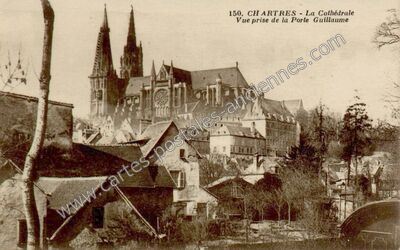 Carte postale ancienne La Cathédrale, Vue prise de la Porte Guillaume — Chartres (Eure-et-Loir)
