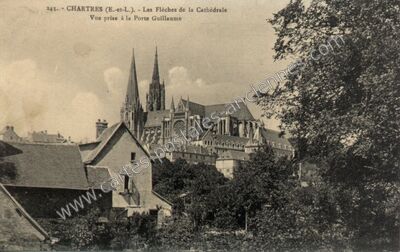 Carte postale ancienne Les Flèches de la Cathédrale Vue prise à la Porte Guillaume — Chartres (Eure-et-Loir)