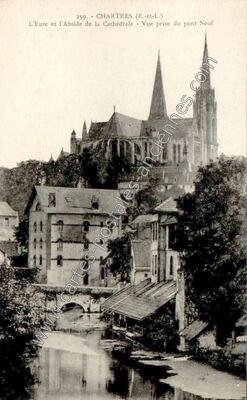 Carte postale ancienne L'Eure et l'Abside de la Cathédrale - Vue prise du pont Neuf — Chartres (Eure-et-Loir)