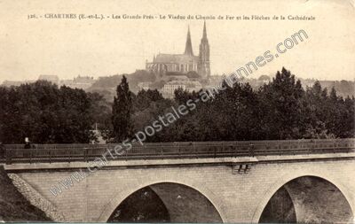 Carte postale ancienne Les Grands-Prés - Le Viaduc du Chemin de Fer et les Flèches de la Cathédrale — Chartres (Eure-et-Loir)