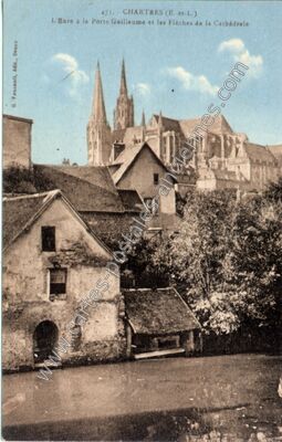 Carte postale ancienne L. Eare à la Porte Guillaume et les Flèches de la Cathédrale — Chartres (Eure-et-Loir)