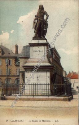 Carte postale ancienne La Statue de Marceau — Chartres (Eure-et-Loir)